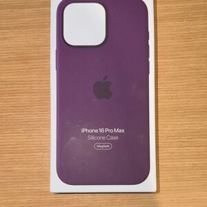 New in box Apple 16 pro max case